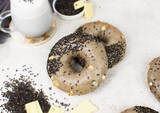 「「BAGEL & BAGEL（ベーグルアンドベーグル）」の新作は香ばしい“黒ごまラテ”をイメージしたベーグルとなめらかな口どけの“チョコチップ”ベーグルを期間限定で販売いたします。」の画像3