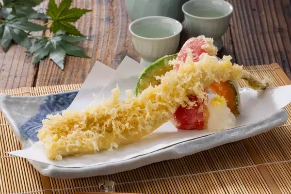 「黄柚子と青柚子、２種類の柚子の風味と爽やかな清涼感が楽しめる『柚子切りそば』メニューを６月２日（月）から販売開始！～食べ応えのある活〆穴子の天ぷらとのセットメニューをご用意～」の画像