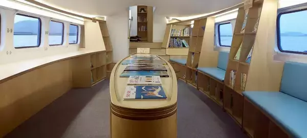 「トリドールHD、丸亀市立広島小中学校15年ぶりの再開と、「こども図書館船 ほんのもり号」運航を支援」の画像