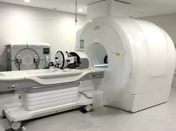 シーメンスヘルスケアのMRI装置「MAGNETOM Lumina」が、本態性振戦やパーキンソン病の治療向け集束超音波治療器との併用可能に