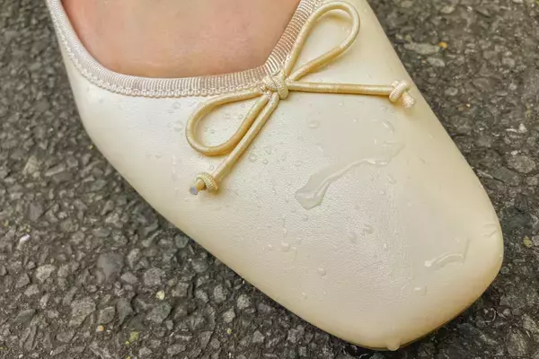 「梅雨の季節に最適なアイテム登場「洋服の青山」から防水仕様のフラットパンプスを発売」の画像