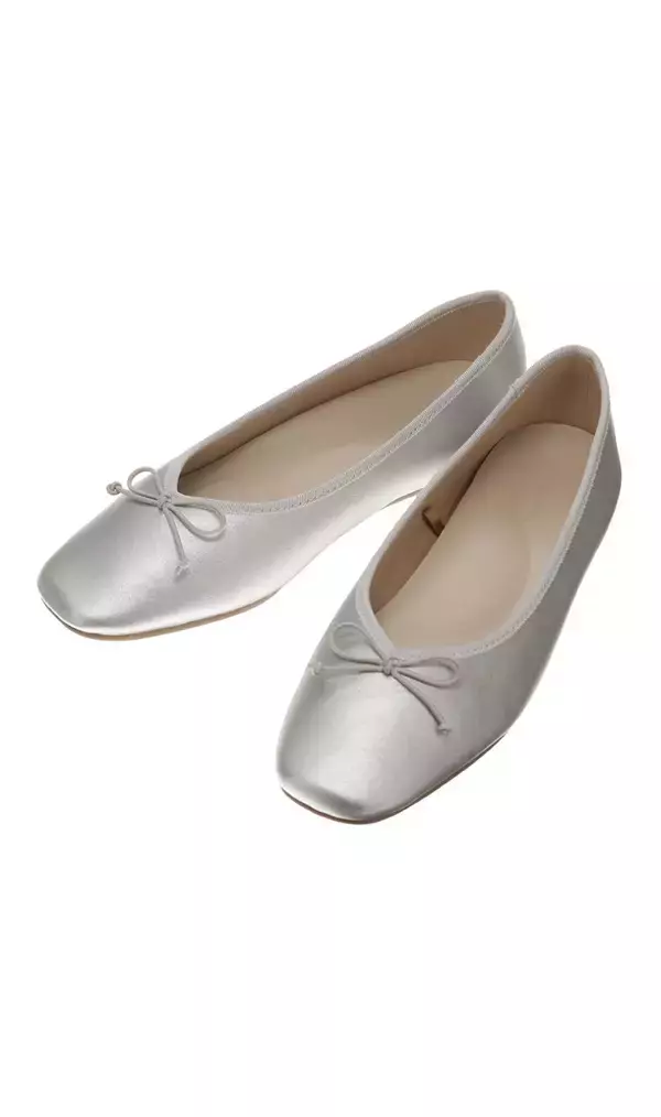 「梅雨の季節に最適なアイテム登場「洋服の青山」から防水仕様のフラットパンプスを発売」の画像