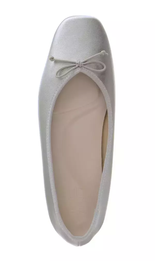 「梅雨の季節に最適なアイテム登場「洋服の青山」から防水仕様のフラットパンプスを発売」の画像