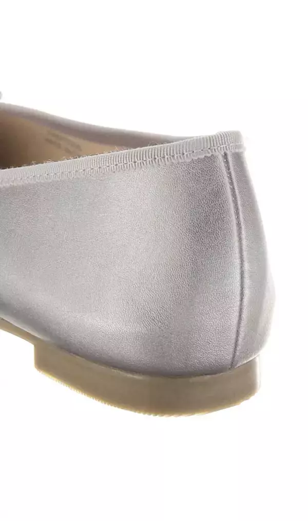 「梅雨の季節に最適なアイテム登場「洋服の青山」から防水仕様のフラットパンプスを発売」の画像