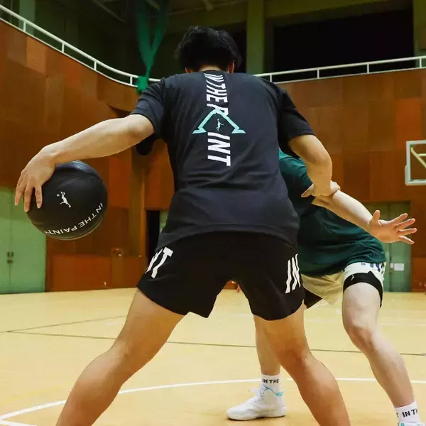 「バスケウェアブランド「IN THE PAINT」とコラボレーションしたオリジナルウェアコレクション「CHOTEN」が、スポーツデポ・アルペン限定で初登場」の画像