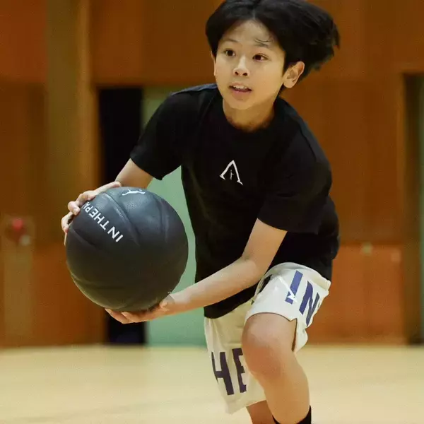 「バスケウェアブランド「IN THE PAINT」とコラボレーションしたオリジナルウェアコレクション「CHOTEN」が、スポーツデポ・アルペン限定で初登場」の画像