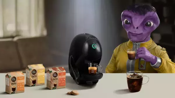 地球に不時着した宇宙人が、帰還をやめたくなる理由は一杯のコーヒー？！未知のテクノロジーを表した「ネスカフェ ドルチェ グスト ネオ」の新キャンペーン「たぶん、宇宙一おいしいコーヒー」始動