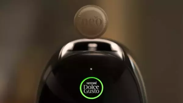 「地球に不時着した宇宙人が、帰還をやめたくなる理由は一杯のコーヒー？！未知のテクノロジーを表した「ネスカフェ ドルチェ グスト ネオ」の新キャンペーン「たぶん、宇宙一おいしいコーヒー」始動」の画像