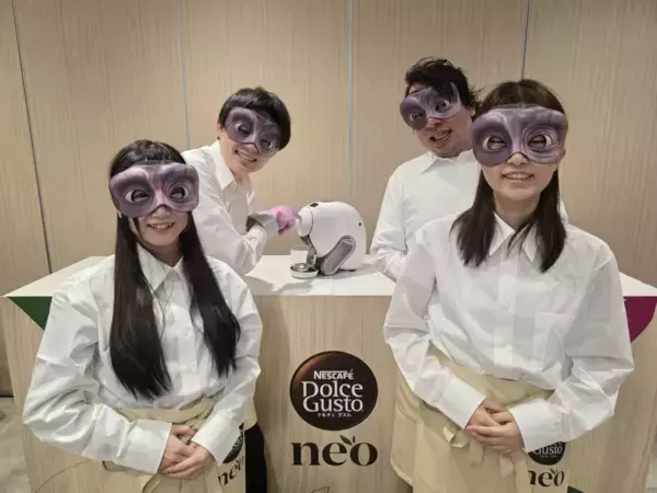 「地球に不時着した宇宙人が、帰還をやめたくなる理由は一杯のコーヒー？！未知のテクノロジーを表した「ネスカフェ ドルチェ グスト ネオ」の新キャンペーン「たぶん、宇宙一おいしいコーヒー」始動」の画像