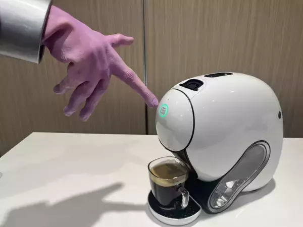 「地球に不時着した宇宙人が、帰還をやめたくなる理由は一杯のコーヒー？！未知のテクノロジーを表した「ネスカフェ ドルチェ グスト ネオ」の新キャンペーン「たぶん、宇宙一おいしいコーヒー」始動」の画像