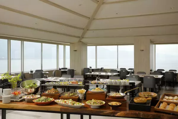 「琵琶湖マリオットホテル　選べるメインと滋賀の恵みが彩る夏のブッフェスタイルランチ　「Pick & Enjoy Lunch」を発売」の画像