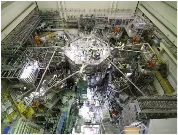 「世界初、核融合炉のプラズマ予測・制御のための高頻度リアルタイム通信の実現 ～QSTとNTTがフュージョンエネルギーの実用化を支える通信技術を共創～」の画像