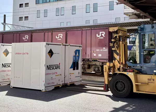 「ネスレ日本・JR貨物グループ、定期貨物鉄道輸送新ルートの運用を開始　茨城県・土浦駅を起点に、東北方面へ「ネスカフェ ボトルコーヒー」を輸送」の画像