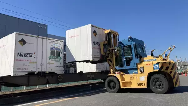 「ネスレ日本・JR貨物グループ、定期貨物鉄道輸送新ルートの運用を開始　茨城県・土浦駅を起点に、東北方面へ「ネスカフェ ボトルコーヒー」を輸送」の画像