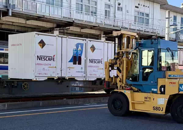 「ネスレ日本・JR貨物グループ、定期貨物鉄道輸送新ルートの運用を開始　茨城県・土浦駅を起点に、東北方面へ「ネスカフェ ボトルコーヒー」を輸送」の画像