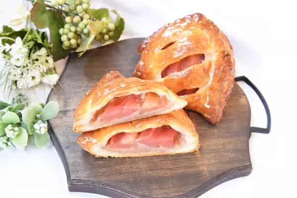 「【ブランジェ浅野屋】長野県が誇る希少な赤い果実のりんご 『信州産赤い果実のアップルパイ』発売」の画像