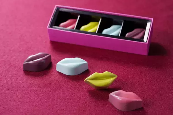「【ウェスティンホテル仙台】色鮮やかなチョコレートで、バレンタインの甘いひとときを「バレンタインスイーツ2026」発売」の画像