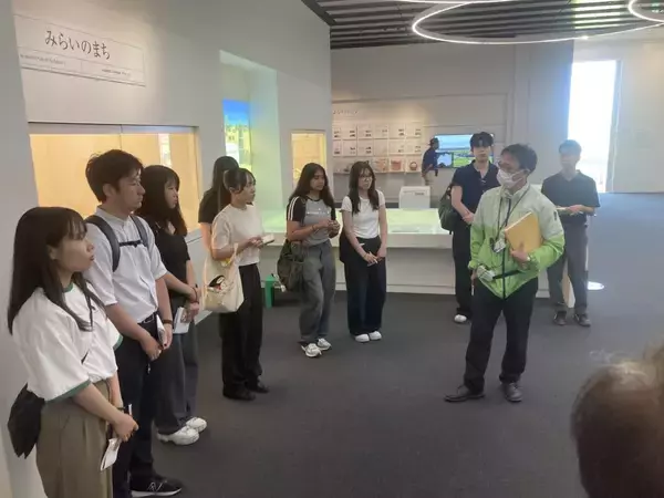 「神田外語大学生が取材した日英版「震災復興新聞」を福島県へ贈呈 ― 東日本大震災・原子力災害から15年、福島の「今」を世界へ ―」の画像