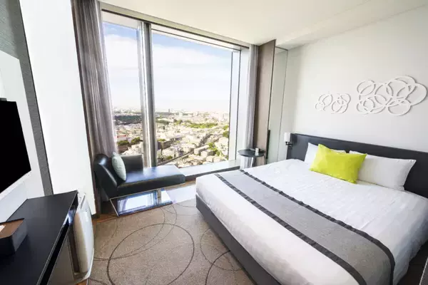 実践女子大学×二子玉川エクセルホテル東急。３月１日の企業説明会解禁に合わせた応援宿泊プランの特典に、学生が企画・商品化したストッキングが採用されます。