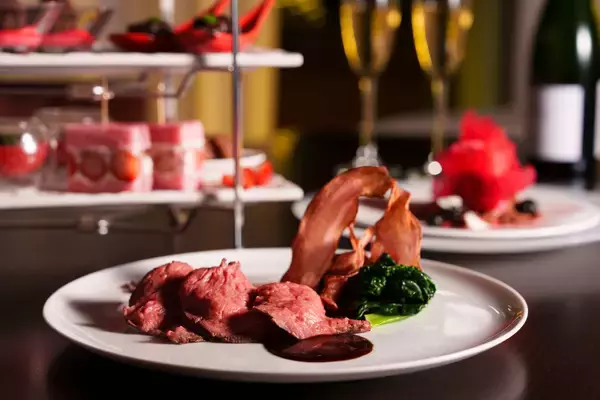 「【ウェスティンホテル仙台】スイーツからセイボリーまで、チョコレートに包まれる心ときめくひととき「バレンタインハイティー」」の画像