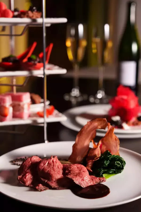 「【ウェスティンホテル仙台】スイーツからセイボリーまで、チョコレートに包まれる心ときめくひととき「バレンタインハイティー」」の画像