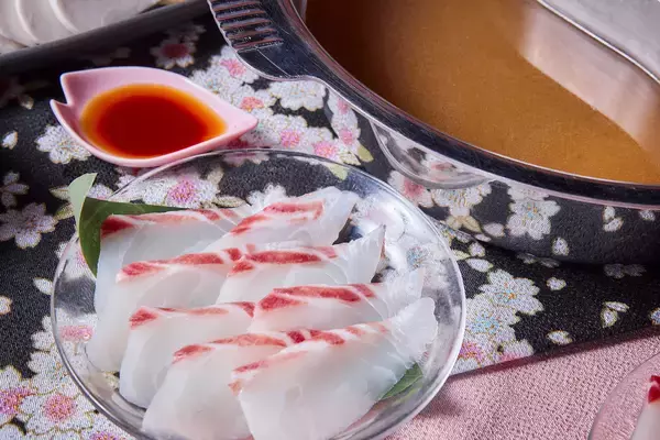 「【しゃぶしゃぶ温野菜 イベントレポート】めで鯛、春到来！はまぐり香る黄金だしの「鯛しゃぶ」御膳が登場 ～春野菜・山形恵み豚・花見もちなどの季節限定メニューを一度に味わう～」の画像