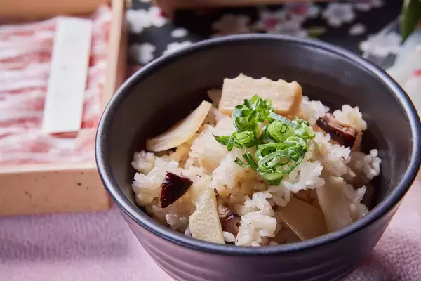 「【しゃぶしゃぶ温野菜 イベントレポート】めで鯛、春到来！はまぐり香る黄金だしの「鯛しゃぶ」御膳が登場 ～春野菜・山形恵み豚・花見もちなどの季節限定メニューを一度に味わう～」の画像