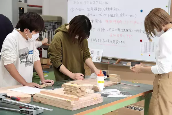 「大阪電気通信大学 建築学科が近隣幼稚園に廃材を使った収納BOXを贈呈 -- 学生による地域貢献・地域連携・SDGsの取り組み」の画像