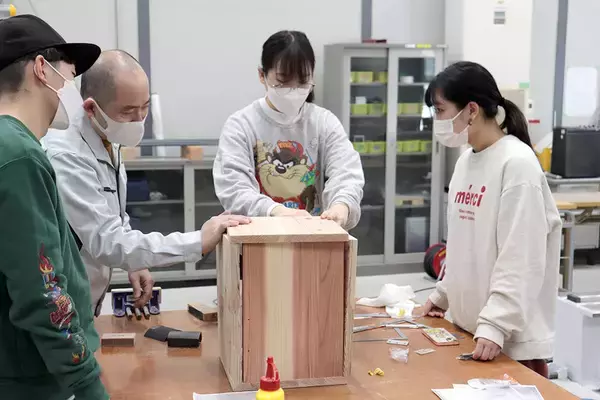 「大阪電気通信大学 建築学科が近隣幼稚園に廃材を使った収納BOXを贈呈 -- 学生による地域貢献・地域連携・SDGsの取り組み」の画像