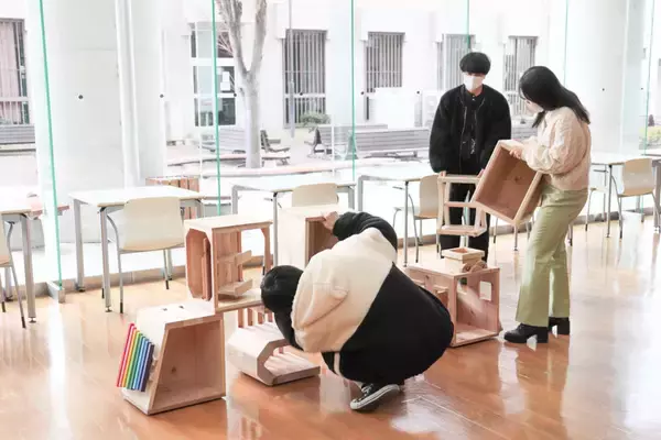 「大阪電気通信大学 建築学科が近隣幼稚園に廃材を使った収納BOXを贈呈 -- 学生による地域貢献・地域連携・SDGsの取り組み」の画像