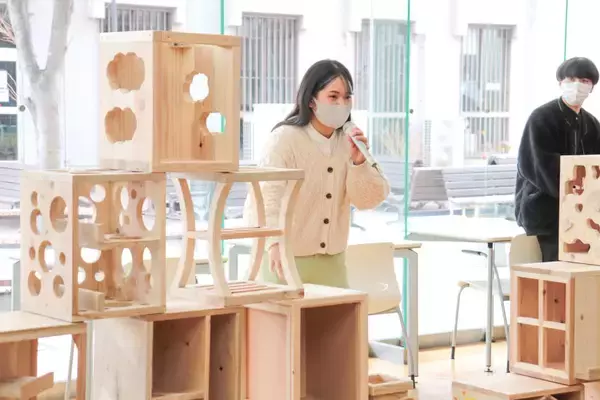 「大阪電気通信大学 建築学科が近隣幼稚園に廃材を使った収納BOXを贈呈 -- 学生による地域貢献・地域連携・SDGsの取り組み」の画像