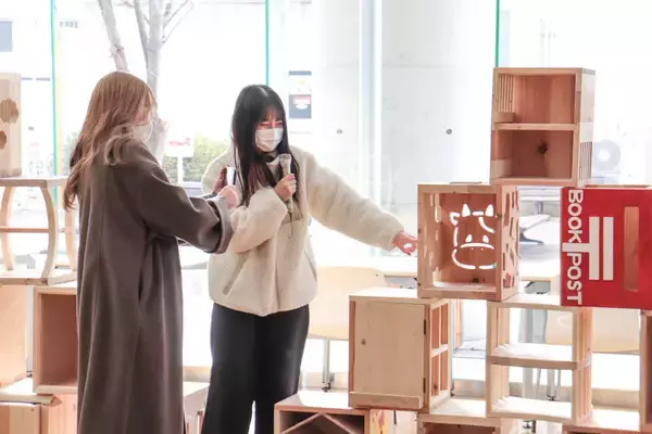「大阪電気通信大学 建築学科が近隣幼稚園に廃材を使った収納BOXを贈呈 -- 学生による地域貢献・地域連携・SDGsの取り組み」の画像