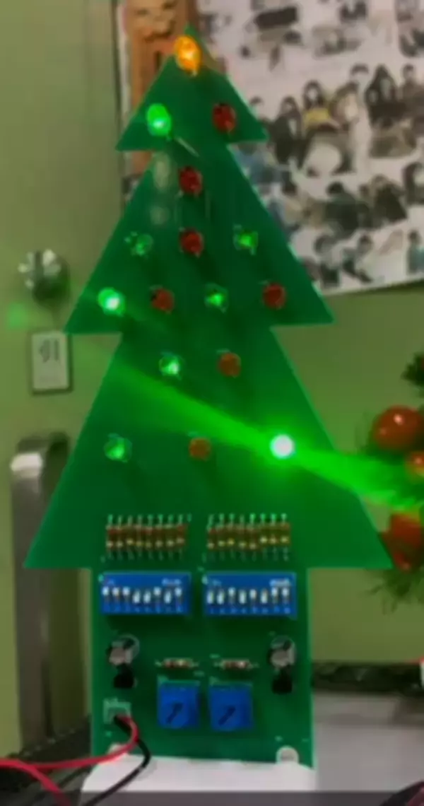 「微生物が生む小さな光－企業連携で実現、泥電池で光るクリスマスツリーを学内展示－」の画像