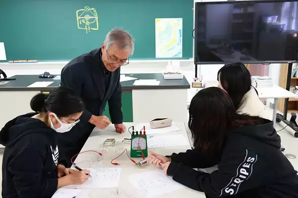 敬愛大学が毎週金曜に理科室を学生に開放 ― 小学校教員志望者が実験を学び直す「理科実験リトライLabo」がスタート！