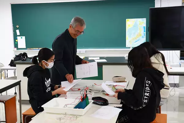 「敬愛大学が毎週金曜に理科室を学生に開放 ― 小学校教員志望者が実験を学び直す「理科実験リトライLabo」がスタート！」の画像