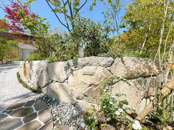 「「庭でキャンプと焚火を楽しむ」～日常の喧騒を忘れ、まるで森の中にたたずむ理想の住まい～」の画像