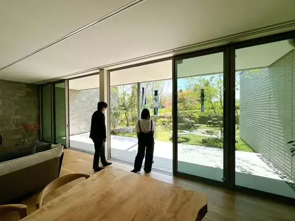 「「庭でキャンプと焚火を楽しむ」～日常の喧騒を忘れ、まるで森の中にたたずむ理想の住まい～」の画像