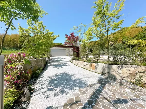 「「庭でキャンプと焚火を楽しむ」～日常の喧騒を忘れ、まるで森の中にたたずむ理想の住まい～」の画像