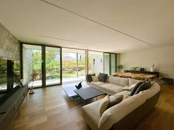 「「庭でキャンプと焚火を楽しむ」～日常の喧騒を忘れ、まるで森の中にたたずむ理想の住まい～」の画像