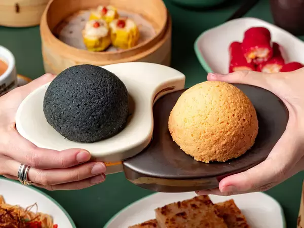 ミシュラン星獲得の看板メニューが、“黒×白”で進化！「添好運（Tim Ho Wan／ティム・ホー・ワン）」期間限定スペシャルメニュー「黒トリュフチキンバオ」を世界展開