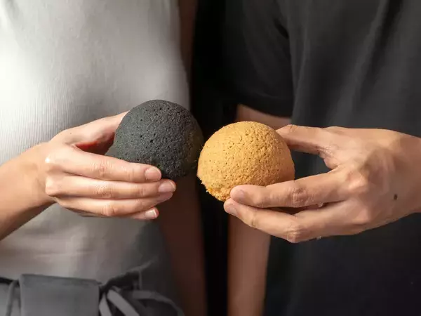 「ミシュラン星獲得の看板メニューが、“黒×白”で進化！「添好運（Tim Ho Wan／ティム・ホー・ワン）」期間限定スペシャルメニュー「黒トリュフチキンバオ」を世界展開」の画像