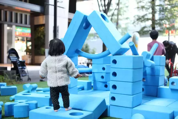 「【東京ミッドタウン】都会の緑豊かな芝生広場でのんびりピクニックを満喫！「MIDTOWN OPEN THE PARK 2026」」の画像