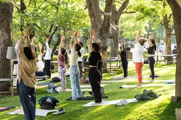 「【東京ミッドタウン】都会の緑豊かな芝生広場でのんびりピクニックを満喫！「MIDTOWN OPEN THE PARK 2026」」の画像