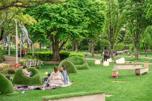 「【東京ミッドタウン】都会の緑豊かな芝生広場でのんびりピクニックを満喫！「MIDTOWN OPEN THE PARK 2026」」の画像