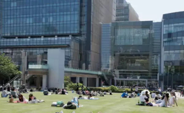 「【東京ミッドタウン】都会の緑豊かな芝生広場でのんびりピクニックを満喫！「MIDTOWN OPEN THE PARK 2026」」の画像