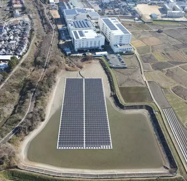 年間278トンのCO₂削減 枚方工場に隣接する最早池で水上設置型の太陽光発電設備が本格稼働