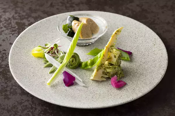 「【コートヤード・バイ・マリオット 新大阪ステーション】桜鯛や桜えび、桜飯など桜をキーワードにした素材で楽しむ春限定「SAKURA(サクラ)」コースを発売」の画像