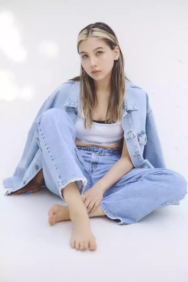 「Z世代のオピニオンリーダー 長谷川ミラさんを起用『クリスタルガイザー』の環境配慮をWEBムービーで発信」の画像