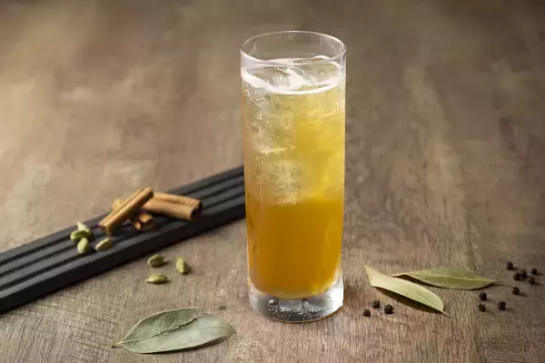 「【コートヤード・バイ・マリオット 新大阪ステーション】ソース文化の大阪に乾杯！クラフトコーラor ソース？！カクテル「OSAKA FUSION(オオサカ フュージョン)」を発売」の画像