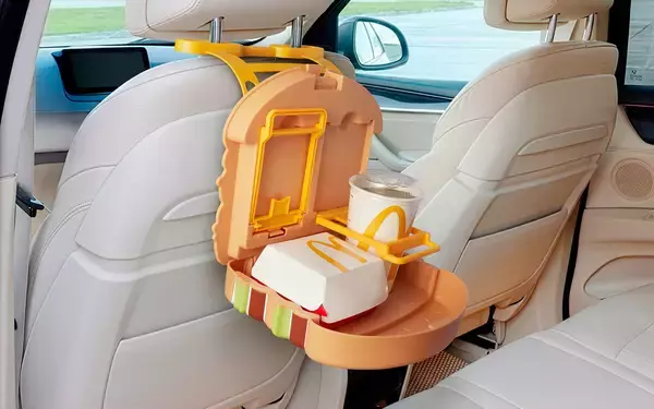 「「ドライブスルー モバイルオーダーキャンペーン」2月から期間限定でスタートMyマクドナルド リワードポイントで「ビッグマック型フードトレイ」など車内で楽しめるオリジナルグッズが抽選で当たる！」の画像